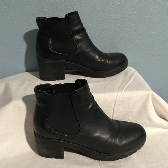 Size 9, new Steve Madden booties - Picture 3 of 14